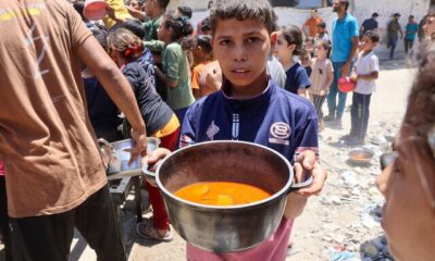 Niño palestino olla