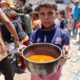 Niño palestino olla