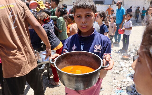 Niño palestino olla