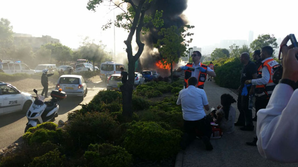 Jerusalem: Se incendia micro vacío y provoca heridas en al menos 16 personas de otro; investigan causas