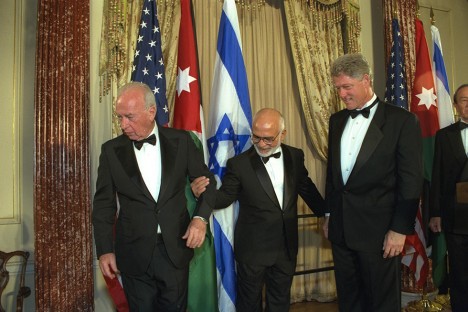 Itzhak Rabin con el Rey Hussein de Jordania y Bill Clinton 1994