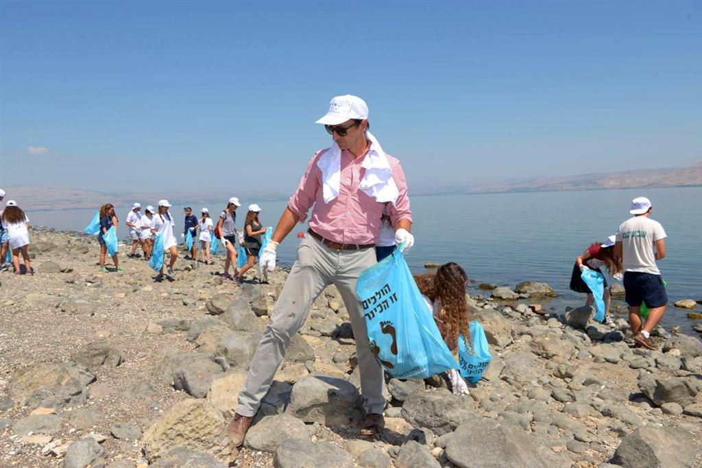 Embajador de Australia en Israel colabora con la limpieza del mar de Galilea en el marco del Día Internacional