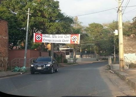 Apareció una bandera neonazi en una manifestación en Paraguay