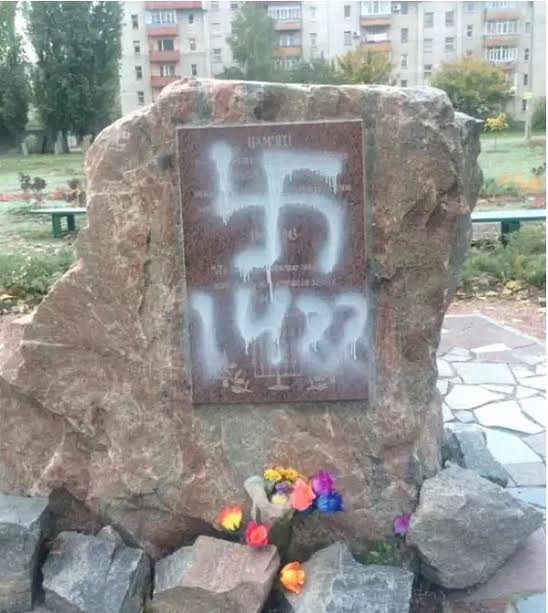 Neonazis profanaron un monumento en Ucrania