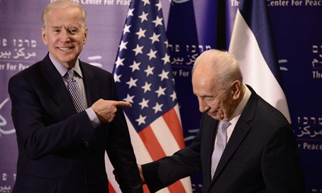 Biden y Peres
