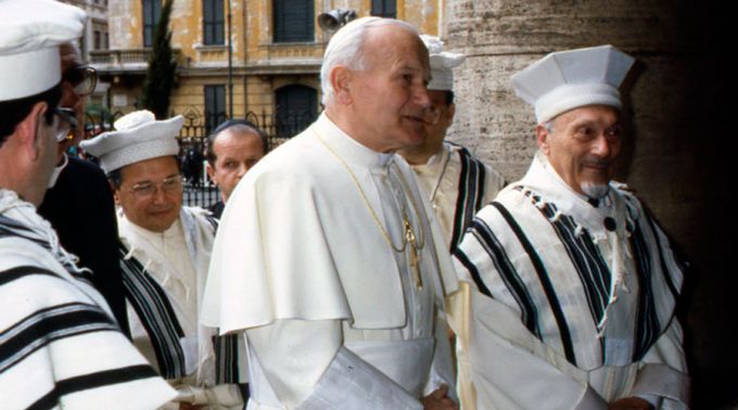 Hoy en la historia judía / El Papa Juan Pablo II se convierte en el primer pontífice en visitar una sinagoga