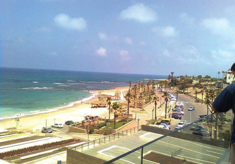 El verano llega tempranamente a las playas de Israel